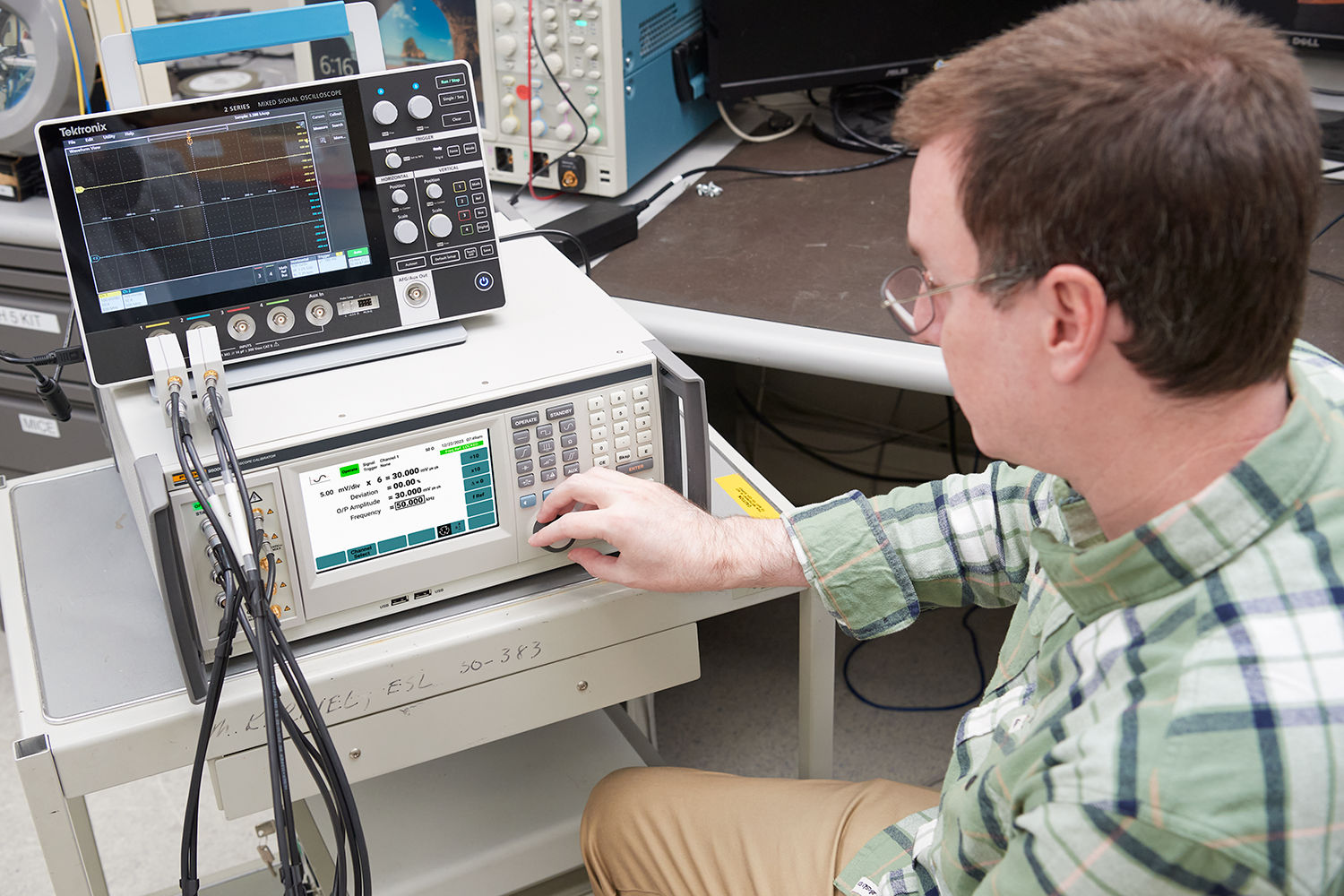 Image of technician setting up Fluke 9500C Oscilloscope Calibration